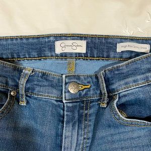 Comfortable skinny jeans with raw hem